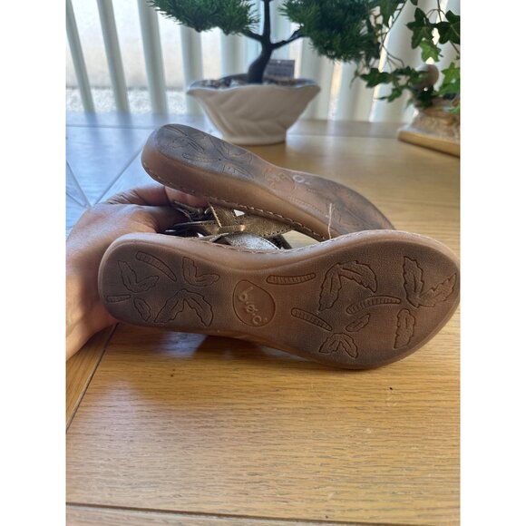 B.O.C Size 6.5 Metallic Gold Thong Casual Sandals With Buckle Closure - Picture 8 of 8